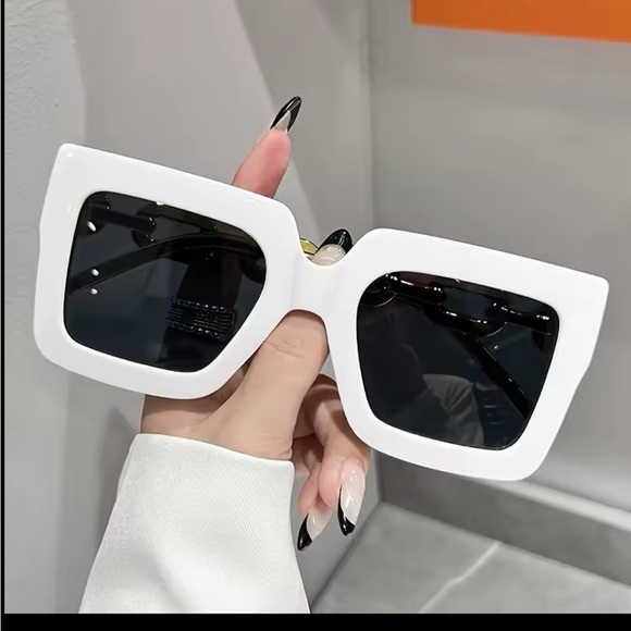 Accessories - Chic White Square Sunglasses
0368